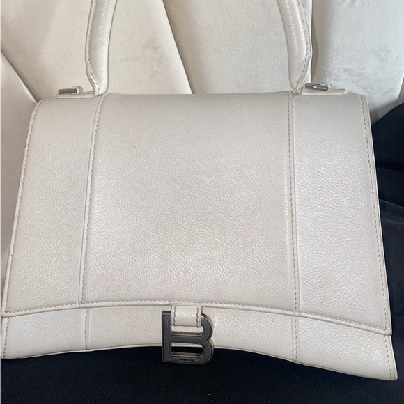 Authentic Balenciaga bag worn multiple times but still in ok condition - Picture 5 of 8